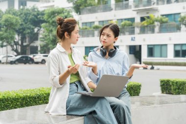 Üniversitedeki bir grup Asyalı öğrencinin portre resmi