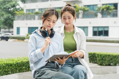 Üniversitedeki bir grup Asyalı öğrencinin portre resmi