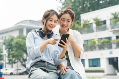 Üniversitedeki bir grup Asyalı öğrencinin portre resmi