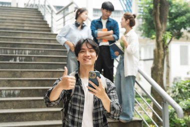 Üniversitedeki bir grup Asyalı öğrencinin portre resmi