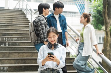 Üniversitedeki bir grup Asyalı öğrencinin portre resmi