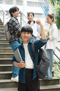 Üniversitedeki bir grup Asyalı öğrencinin portre resmi