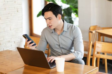 Bir kafede çalışan genç bir iş adamı.