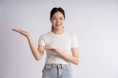 Beyaz arka planda poz veren güzel Asyalı kadın portresi