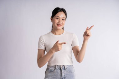 Beyaz arka planda poz veren güzel Asyalı kadın portresi