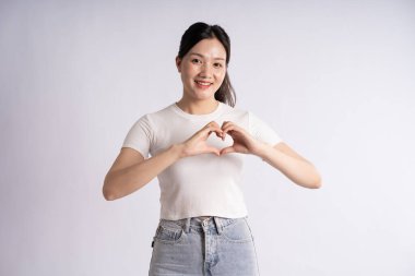 Beyaz arka planda poz veren güzel Asyalı kadın portresi