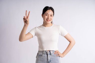 Beyaz arka planda poz veren güzel Asyalı kadın portresi