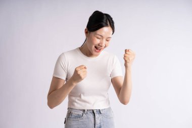 Beyaz arka planda poz veren güzel Asyalı kadın portresi