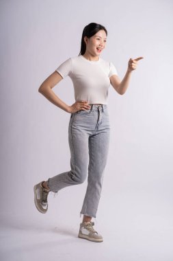 Beyaz arka planda poz veren güzel Asyalı kadın portresi
