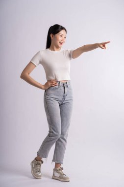 Beyaz arka planda poz veren güzel Asyalı kadın portresi