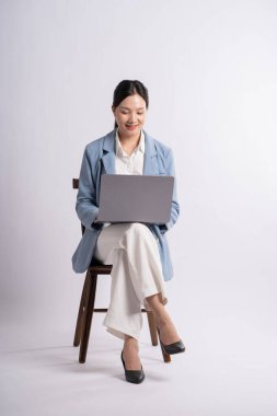 Beyaz arka planda poz veren genç iş kadınının portresi