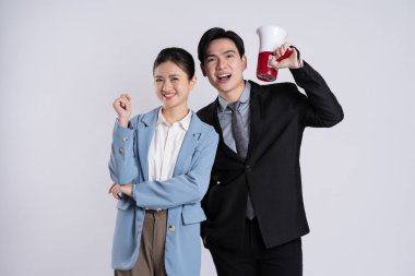 Beyaz arka planda poz veren Asyalı bir iş çifti