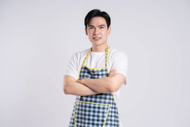 Beyaz arkaplanda poz veren Asyalı çift