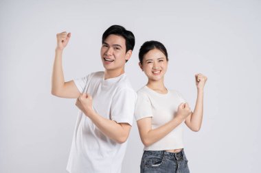 Beyaz arkaplanda poz veren Asyalı çift