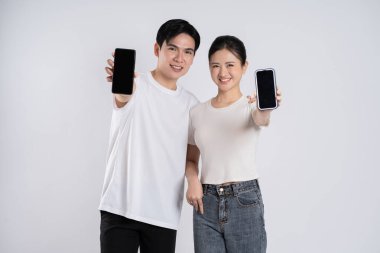 Beyaz arkaplanda poz veren Asyalı çift