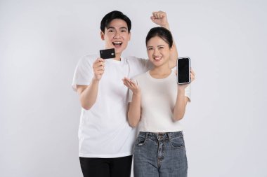 Beyaz arkaplanda poz veren Asyalı çift