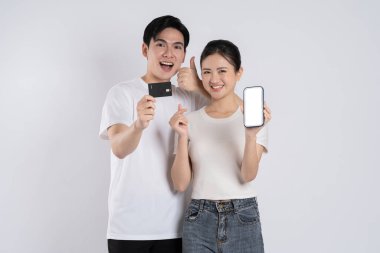 Beyaz arkaplanda poz veren Asyalı çift