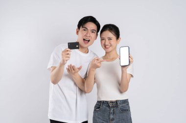 Beyaz arkaplanda poz veren Asyalı çift