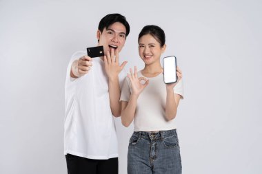 Beyaz arkaplanda poz veren Asyalı çift