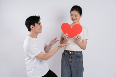 Beyaz arkaplanda poz veren Asyalı çift