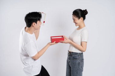 Beyaz arkaplanda poz veren Asyalı çift