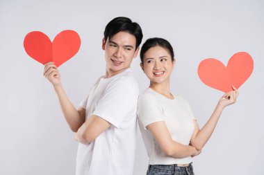 Beyaz arkaplanda poz veren Asyalı çift