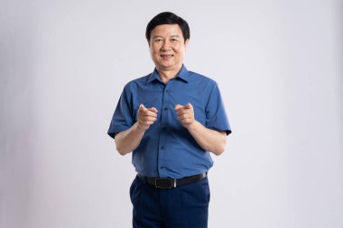 Beyaz arka planda poz veren yaşlı erkek işadamının portresi