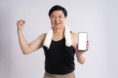 Beyaz arka planda egzersiz yapan yaşlı bir adamın portresi