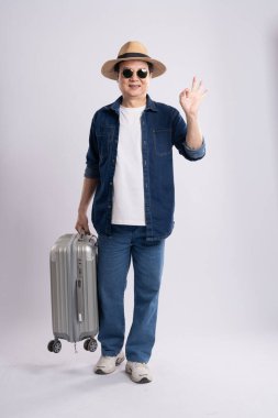 Beyaz arka planda izole edilmiş, seyahat eden yaşlı Asyalı adamın portresi.