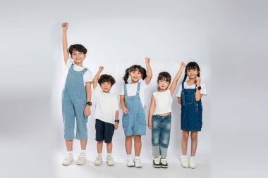 Beyaz arka planda poz veren sevimli Asyalı çocukların grup resmi