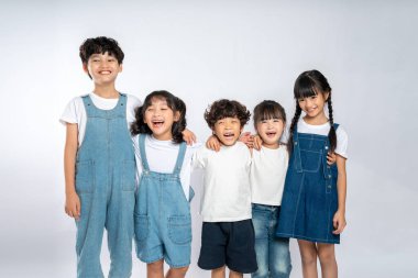 Beyaz arka planda poz veren sevimli Asyalı çocukların grup resmi