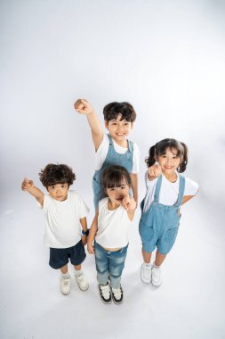 Beyaz arka planda poz veren sevimli Asyalı çocukların grup resmi