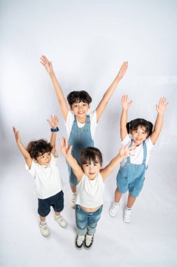Beyaz arka planda poz veren sevimli Asyalı çocukların grup resmi