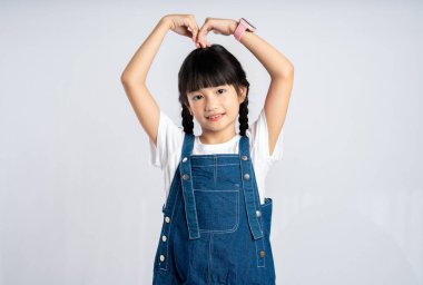 Beyaz arka planda poz veren güzel Asyalı bir kızın portresi, çocuk.