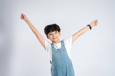 Beyaz arka planda poz veren güzel Asyalı çocuk portresi, çocuk.