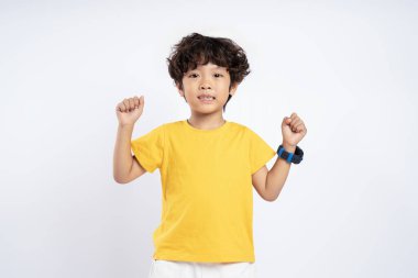 Beyaz arka planda poz veren güzel Asyalı çocuk portresi, çocuk.