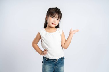 Beyaz arka planda poz veren güzel Asyalı bir kızın portresi, çocuk.