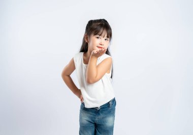 Beyaz arka planda poz veren güzel Asyalı bir kızın portresi, çocuk.