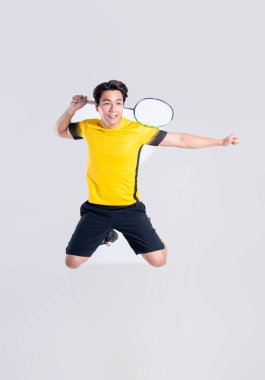 Beyaz arka planda badminton oynayan Asyalı adamın portresi