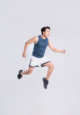 Beyaz arka planda egzersiz yapan sağlıklı Asyalı bir adamın portresi