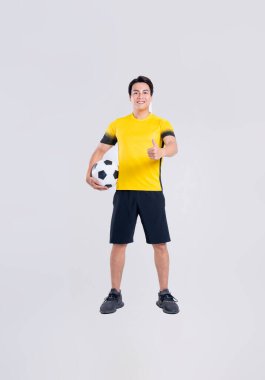 Beyaz arka planda futbol oynayan Asyalı adamın portresi