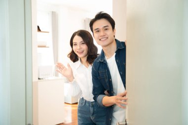 Gülümseyen bir çift, parlak ve dost canlısı insanları içeri davet ediyor.