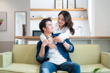 Sevgi dolu bir çift evdeki kanepede kucaklaşır. Sevgi ve şefkat dolu bir anı paylaşırlar.