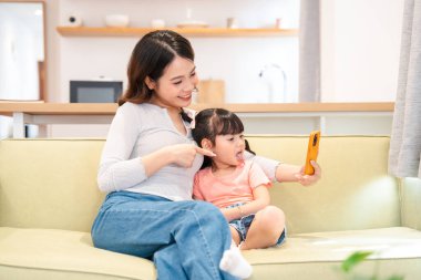 Anne ve kızı birbirlerine bağlanıyorlar ve evlerinde harika vakit geçiriyorlar.