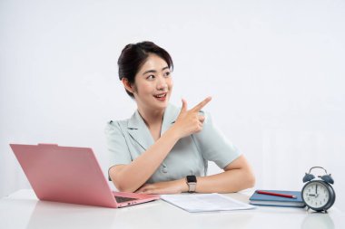 Masasında erzaklarla otururken yan tarafı gösteren bir kadın.