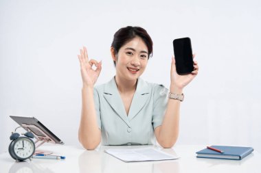 Masada oturan genç bir kadın 