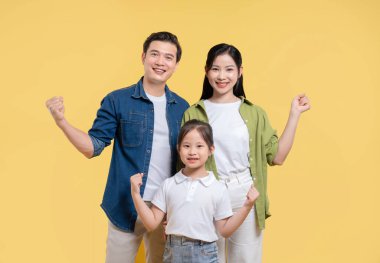 Üç kişilik mutlu bir aile. Aralarında sade bir geçmişe karşı neşe ve başarı gösteren küçük bir çocuk da var.