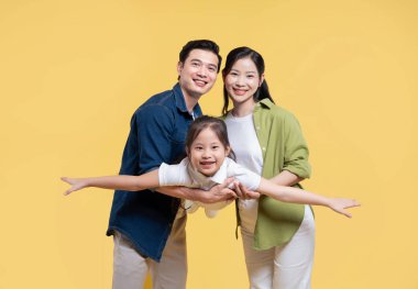 Bir anne ve kızın gülümsediği ve birlikte neşeli bir anı paylaştığı aile fotoğrafı.