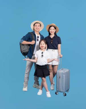 Üç kişilik mutlu bir aile. İçinde bavullu bir kız da var. Yolculuk için giyinmişler.