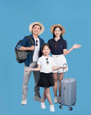 Mutlu bir aile tatile hazır. Şapkaları, kıyafetleri ve bavullarıyla gülümsüyorlar.